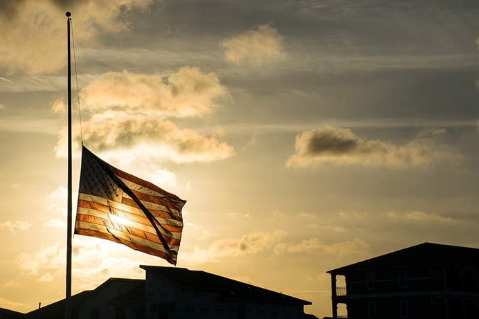 Una bandera estadounidense ondea a media asta en 2018 tras el tiroteo en la escuela secundaria Marjory Stoneman Douglas en Parkland, Florida. Las banderas vuelven a ondear a media asta tras el asesinato de un activista, ocurrida el 10 de septiembre en un campus universitario. Los/as obispos/as metodistas unidos/as instan a sus miembros a actuar como pacificadores/as para ayudar a poner fin a la violencia. Foto de Bryan Roschetzky, iStock. Una bandera estadounidense ondea a media asta en 2018 tras el tiroteo en la escuela secundaria Marjory Stoneman Douglas en Parkland, Florida. Las banderas vuelven a ondear a media asta tras el asesinato de un activista, ocurrida el 10 de septiembre en un campus universitario. Los/as obispos/as metodistas unidos/as instan a sus miembros a actuar como pacificadores/as para ayudar a poner fin a la violencia. Foto de Bryan Roschetzky, iStock.