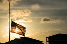 Uma bandeira americana tremula a meio mastro em 2018, após o tiroteio na Escola Secundária Marjory Stoneman Douglas, em Parkland, Flórida. As bandeiras estão novamente a meio mastro após o assassinato de um ativista em um campus universitário, em 10 de setembro. Bispos metodistas unidos estão instando seus membros a agirem como pacificadores para ajudar a pôr fim à violência. Foto de Bryan Roschetzky, iStock. Uma bandeira americana tremula a meio mastro em 2018, após o tiroteio na Escola Secundária Marjory Stoneman Douglas, em Parkland, Flórida. As bandeiras estão novamente a meio mastro após o assassinato de um ativista em um campus universitário, em 10 de setembro. Bispos metodistas unidos estão instando seus membros a agirem como pacificadores para ajudar a pôr fim à violência. Foto de Bryan Roschetzky, iStock.