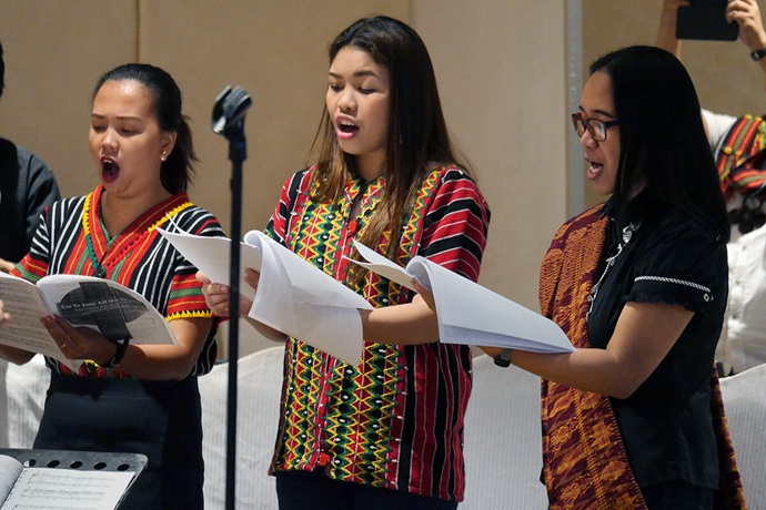 La chorale de l'Union Theological Seminary, sous la direction de Deborrah Reyes, participe à la cérémonie de clôture de la réunion du Comité permanent sur les questions relatives à la Conférence centrale de l'Église méthodiste unie, qui s'est tenue à Manille, aux Philippines, en 2019. Les évêques prévoient une offrande spéciale unique l'année prochaine afin de soutenir le fonds de dotation pour la formation théologique en Afrique, en Europe et aux Philippines. Photo d'archive par Heather Hahn, UM News. La chorale de l'Union Theological Seminary, sous la direction de Deborrah Reyes, participe à la cérémonie de clôture de la réunion du Comité permanent sur les questions relatives à la Conférence centrale de l'Église méthodiste unie, qui s'est tenue à Manille, aux Philippines, en 2019. Les évêques prévoient une offrande spéciale unique l'année prochaine afin de soutenir le fonds de dotation pour la formation théologique en Afrique, en Europe et aux Philippines. Photo d'archive par Heather Hahn, UM News.