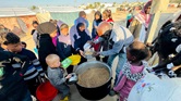 La familia de Hana llega al punto de encuentro del campamento para disfrutar de una comida caliente. Foto cortesía de IOCC. La familia de Hana llega al punto de encuentro del campamento para disfrutar de una comida caliente. Foto cortesía de IOCC.