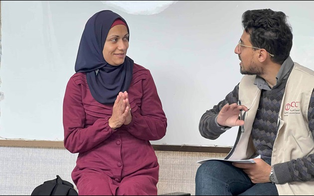 Farah se reúne con un miembro del personal de IOCC en Gaza para aportar sus ideas a la evaluación del proyecto de alimentación y capacitación. Foto cortesía de IOCC.