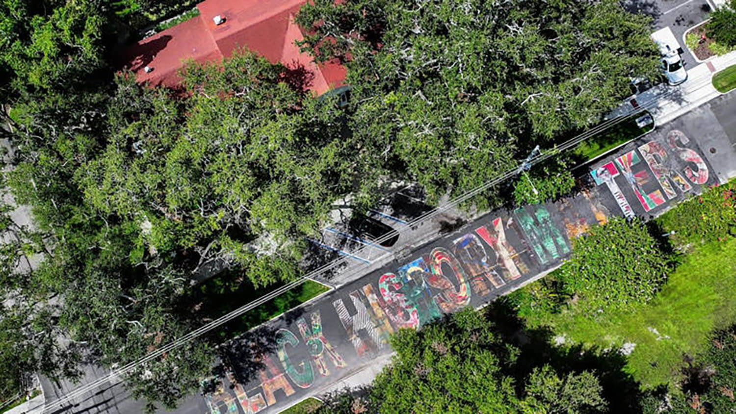 Vista aérea feita por um drone do mural "Black History Matters" em frente ao Museu Afro-Americano Woodson da Flórida, na 9ª Avenida S, 2240, na quinta-feira, 31 de julho de 2025, em São Petersburgo. Autoridades estaduais e federais de transporte estão ordenando que as cidades removam os murais de faixas de pedestres, alegando problemas de segurança. ©Dirk Shadd© Tampa Bay Times