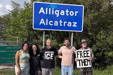O Rev. Andy Oliver (centro), pastor da Igreja Metodista Unida de Allendale em São Petersburgo, Flórida, posa com outros manifestantes em frente ao chamado "Alligator Alcatraz", um centro de detenção nos Everglades onde suspeitos de serem imigrantes indocumentados estão detidos. Oliver afirma que seu objetivo é "conscientizar e ajudar a divulgar as histórias de pessoas que, na minha opinião, nossa cidade está tratando com crueldade". Foto cortesia do Rev. Andy Oliver. O Rev. Andy Oliver (centro), pastor da Igreja Metodista Unida de Allendale em São Petersburgo, Flórida, posa com outros manifestantes em frente ao chamado "Alligator Alcatraz", um centro de detenção nos Everglades onde suspeitos de serem imigrantes indocumentados estão detidos. Oliver afirma que seu objetivo é "conscientizar e ajudar a divulgar as histórias de pessoas que, na minha opinião, nossa cidade está tratando com crueldade". Foto cortesia do Rev. Andy Oliver.