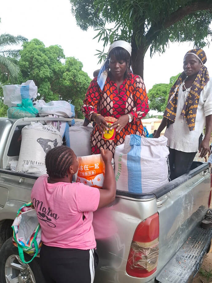 Nana Kutela Fatuma Katembo (center) distributes groundnut seeds to women in Caxito, Angola, as part of the church’s farming ministries in the country. Katembo, a Global Missionary, has a background in agriculture and natural resources and has been serving in the West Angola Annual Conference since 2016. Photo courtesy of Nana Kutela Fatuma Katembo.