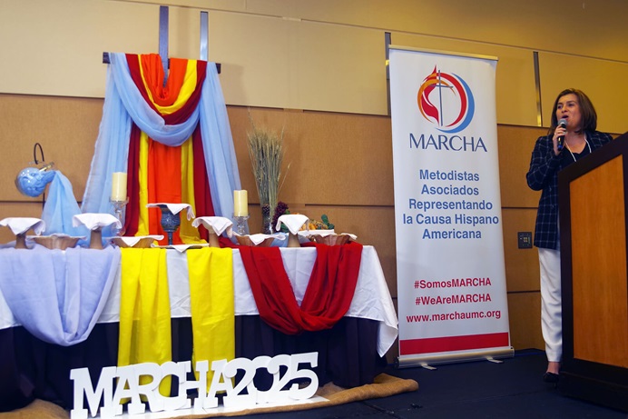 Durante la ceremonia inaugural, el altar preparado por los ministerios hispano-latinos de la Conferencia Anual del Norte de Illinois, ofreció una muestra de elementos sacramentales y colores como expresión litúrgica de la diversidad de razas, culturas, interpretaciones teológicas, edades y géneros que integran MARCHA. A la derecha el culto de apertura la Dra. Emma Escobar, Presidenta de MARCHA. Foto Rev. Gustavo Vasquez, Noticias MU. Durante la ceremonia inaugural, el altar preparado por los ministerios hispano-latinos de la Conferencia Anual del Norte de Illinois, ofreció una muestra de elementos sacramentales y colores como expresión litúrgica de la diversidad de razas, culturas, interpretaciones teológicas, edades y géneros que integran MARCHA. A la derecha el culto de apertura la Dra. Emma Escobar, Presidenta de MARCHA. Foto Rev. Gustavo Vasquez, Noticias MU.