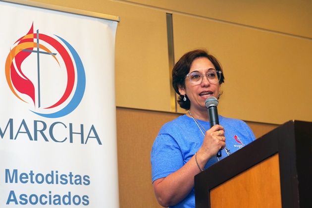 Revda. Fabiola Grandon - Mayer, Directora de Ministerios Conexionales de la Conferencia Anual del Norte de Illinois, da la bienvenida a los/as participantes en la sesión inaugural. Foto Rev. Gustavo Vasquez, Noticias MU.