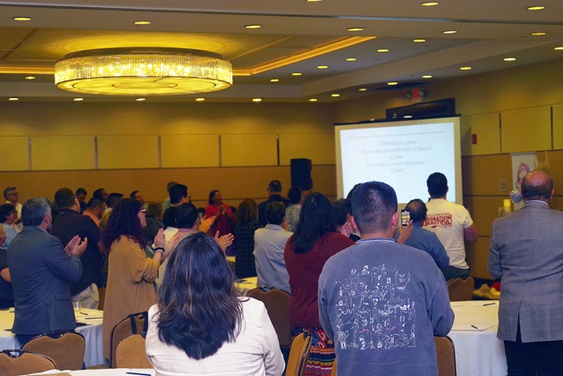 Asistentes a la plenaria participan en las alabanzas musicales durante el culto de apertura. Por seguridad de los/as asistentes, frente a la persecución migratoria y la ola de agresiones que ha sufrido la comunidad hispano-latina de parte de las autoridades federales, las autoridades de MARCHA hicieron un llamado a no publicar rostros en las fotos de grupos. Foto Rev. Gustavo Vasquez, Noticias MU.