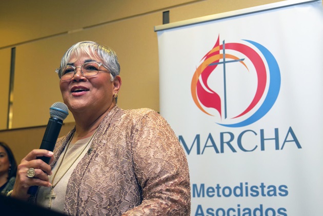 La Obispa Lizzette Gabriel Montalvo, líder episcopal de la Iglesia Metodista de Puerto Rico, comparte una salutación a los asistentes a la sesión inaugural de la asamblea anual de MARCHA en nombre de CIEMAL (Concilio de Iglesias Evangélicas Metodistas de América Latina y el Caribe). Foto Rev. Gustavo Vasquez, Noticias MU.