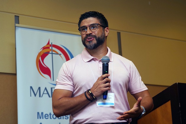 El Rev. Carlos Reyes, Gerente de Cultura y Difusión de la Red de Inmigración, Ley y Justicia, comparte instrucciones y medidas de precaución y seguridad, en torno a la difusión de información en las redes sociales, sobre la asamblea de MARCHA. Foto Rev. Gustavo Vasquez, Noticias MU.