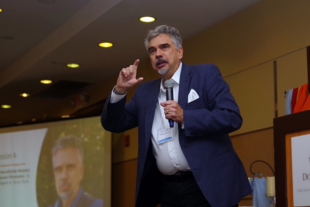 El Rev. Dr. Miguel De La Torre instó, en su presentación, a mantener una actitud proactiva y dispuesta a confrontar las injusticias y atropellos que está sufriendo la comunidad inmigrante. Foto Rev. Gustavo Vasquez, Noticias MU. 