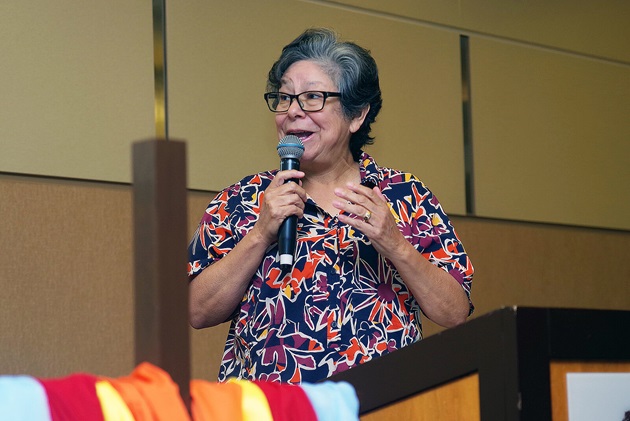 La Diaconisa Cindy Andrade Johnson compartió su experiencia sobre el ministerio con inmigrantes que desarrolla en la frontera de Tejas con los EE.UU., durante una sesión plenaria titulada: "Historias desde la Base: estrategia para el Cambio". Foto Rev. Gustavo Vasquez, Noticias MU. 