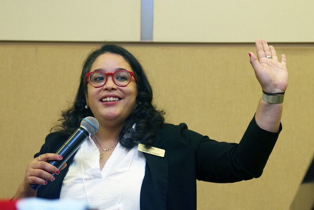 La Diaconisa Cindy Andrade Johnson compartió su experiencia sobre el ministerio con inmigrantes que desarrolla en la frontera de Tejas con los EE.UU., durante una sesión plenaria titulada: "Historias desde la Base: estrategia para el Cambio". Foto Rev. Gustavo Vasquez, Noticias MU. 