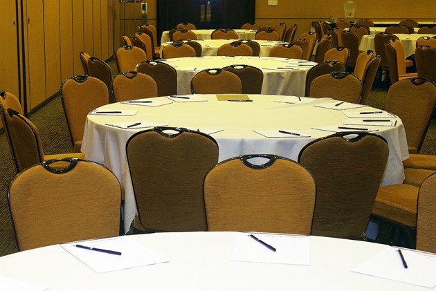 Las sillas vacías previas al inicio del evento, recordaron las dificultades y riesgos que impidieron que algunas personas no pudieran asistir, debido a la persecución migratoria que sufre la comunidad hispano-latina, por parte del gobierno federal. Foto Rev. Gustavo Vasquez, Noticias MU. 