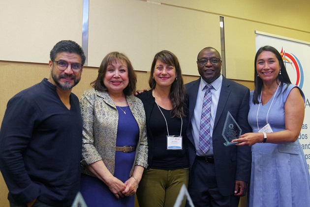 Representantes de la Red de Inmigración, Ley y Justicia junto a la Obispa Minerva Carcaño luego de recibir el reconocimiento otorgado por MARCHA. De izquierda a derecha: Rev. Carlos Reyes, Obispa Minerva Carcaño, Melissa Bowe, Rev. Chris Pierson y Alba Jaramillo. Foto Rev. Gustavo Vasquez, Noticias MU.