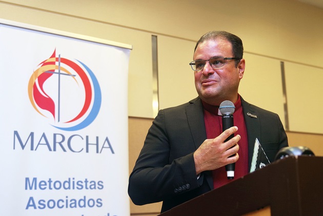 Representantes de la Red de Inmigración, Ley y Justicia junto a la Obispa Minerva Carcaño luego de recibir el reconocimiento otorgado por MARCHA. De izquierda a derecha: Rev. Carlos Reyes, Obispa Minerva Carcaño, Melissa Bowe, Rev. Chris Pierson y Alba Jaramillo. Foto Rev. Gustavo Vasquez, Noticias MU.