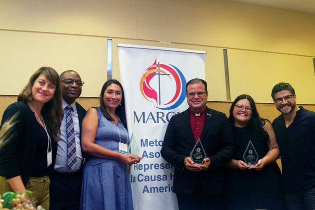 Representantes de la Red de Inmigración, Ley y Justicia junto a la Obispa Minerva Carcaño luego de recibir el reconocimiento otorgado por MARCHA. De izquierda a derecha: Rev. Carlos Reyes, Obispa Minerva Carcaño, Melissa Bowe, Rev. Chris Pierson y Alba Jaramillo. Foto Rev. Gustavo Vasquez, Noticias MU.