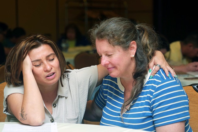 Durante el culto de clausura los asistentes pudieron reunirse en parejas para interceder por las necesidades mutuas, en un ejercicio colectivo de oración. La Dra. Emma Escobar (izquierda) ora por la Revda. Paula Cripps-Vallejo (izquierda). Foto Rev. Gustavo Vasquez, Noticas MU. 