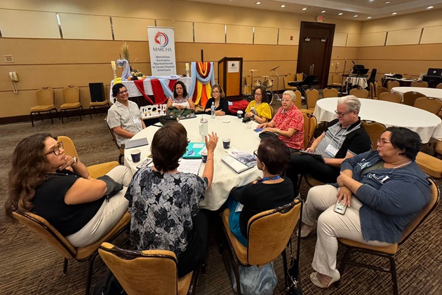 Durante el culto de clausura los asistentes pudieron reunirse en parejas para interceder por las necesidades mutuas, en un ejercicio colectivo de oración. La Dra. Emma Escobar (izquierda) ora por la Revda. Paula Cripps-Vallejo (izquierda). Foto Rev. Gustavo Vasquez, Noticas MU. 