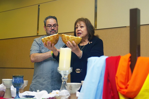 La Obispa Minerva Carcaño (derecha) tuvo a cargo las palabras de institución de la comunión en conjunto con el Rev. Giovanni Arroyo (derecha). Foto Rev. Gustavo Vasquez, Noticias MU. 