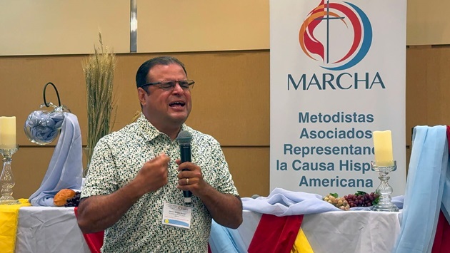 La Obispa Minerva Carcaño (derecha) tuvo a cargo las palabras de institución de la comunión en conjunto con el Rev. Giovanni Arroyo (derecha). Foto Rev. Gustavo Vasquez, Noticias MU. 