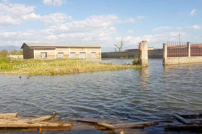 Vue de l'église méthodiste unie de Gatumba submergée par les eaux. Deux méthodistes unis ont été tués par les inondations causées par la montée des eaux du lac Tanganyika et de la rivière Rusizi à Gatumba, au Burundi. Photo de Jérôme Ndayisenga, UM News.