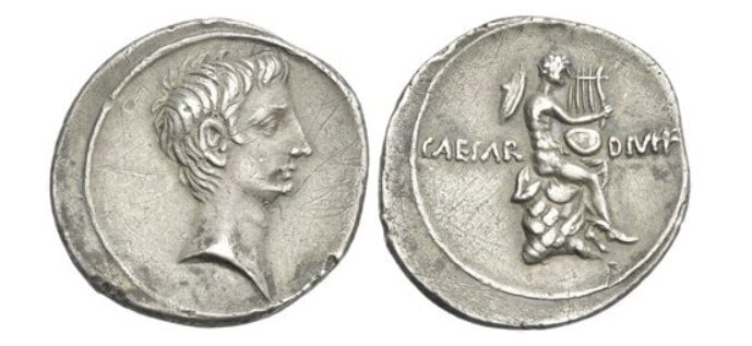 율리우스 카이사르가 사후 신격화(divus)가 된 것을 배경으로, 그의 양아들 옥타비아누스는 자신을 “신 카이사르의 아들”이라는 주장하는 수단으로 사용된 로마 동전. 