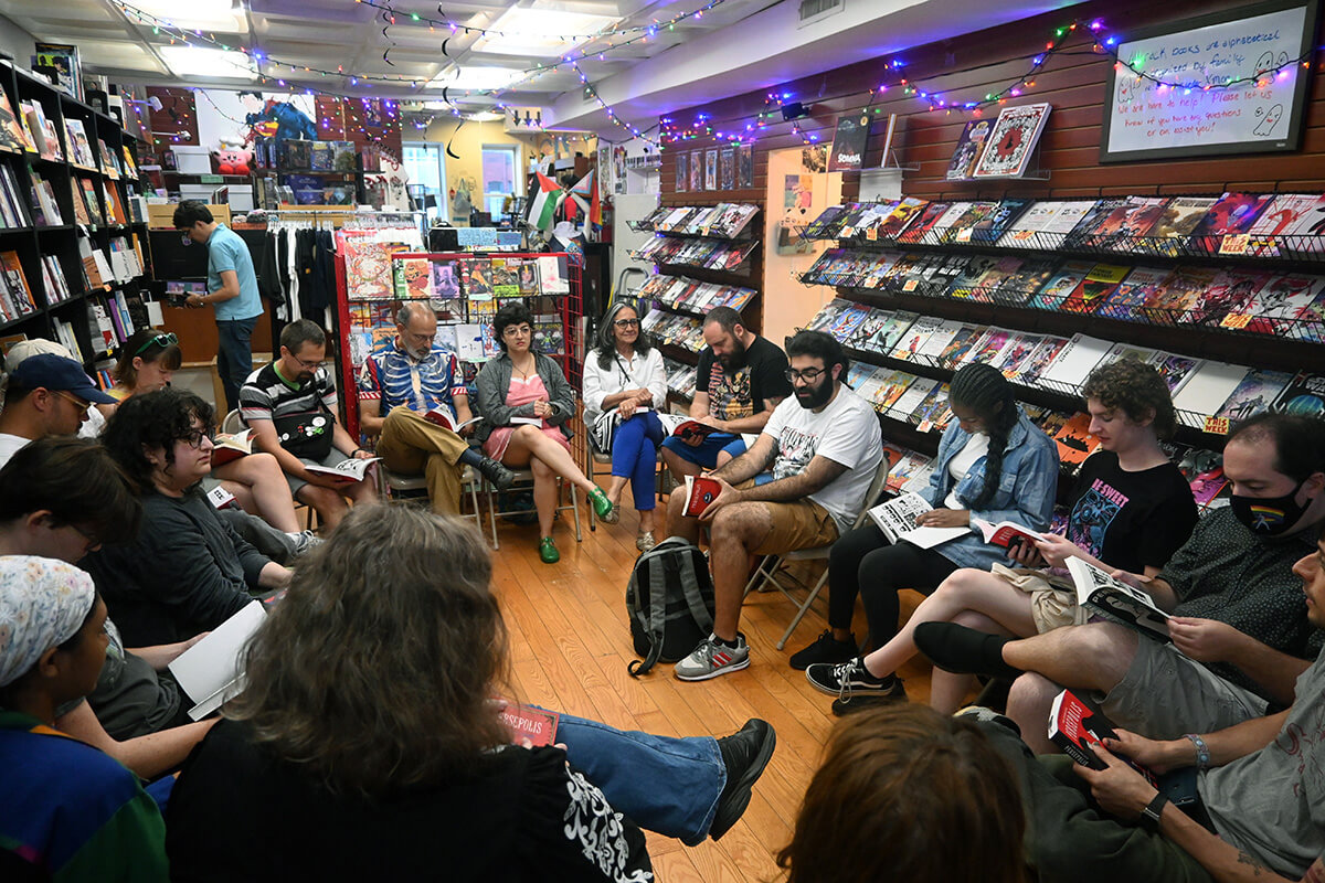 Miembros del club de lectura Historietas X Teología debaten el 31 de agosto sobre la novela gráfica "Persépolis" en Fantom Comics, Washington, D.C. Este club organizado por un pastor metodista unido, se reúne mensualmente para hablar sobre una historieta y su relación con temas religiosos. Foto de Jim Patterson, Noticias MU.