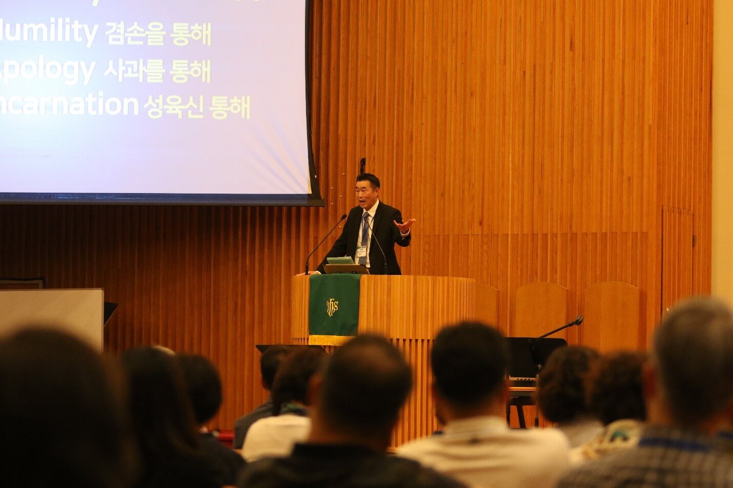2025년 9월 30일에 열린 연합감리교회 한인총회 둘째 날 저녁 예배에서 서경덕(Ken Suhr) 목사가 설교하고 있다. 사진, 김응선(Thomas E. Kim) 목사, 연합감리교뉴스. 