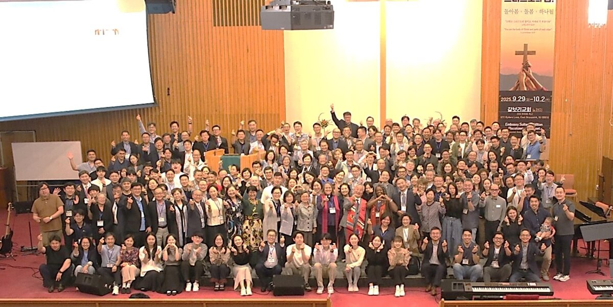 2025년 9월 29일 저녁, 뉴저지 이스트 브룬스위크에 위치한 갈보리 한인연합감리교회에서 연합감리교회 한인총회가 성대하게 막을 올렸다. 개회예배를 마친 후, 참석자들이 한자리에 모였다. 사진, 김응선 목사, 연합감리교뉴스.