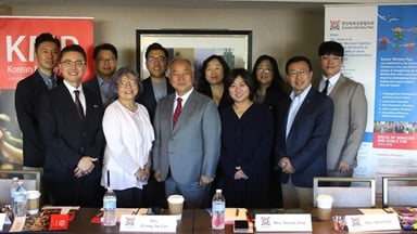 한인목회강화협의회 연례회의가 2025년 10월 2일부터 4일까지 뉴저지주 티넥(Teaneck)에서 열렸다. (앞줄 왼쪽부터) 장학순 목사, 김성실 권사, 정희수 감독, 전주연 목사, 이형재 목사, 방지민 목사. (뒷줄 왼쪽부터) 원홍연 목사, 권혁인 목사, 이재명 목사, 박미소 목사, 이푸르메 목사. 사진: 김응선(Thomas E. Kim) 목사, 연합감리교뉴스. 한인목회강화협의회 연례회의가 2025년 10월 2일부터 4일까지 뉴저지주 티넥(Teaneck)에서 열렸다. (앞줄 왼쪽부터) 장학순 목사, 김성실 권사, 정희수 감독, 전주연 목사, 이형재 목사, 방지민 목사. (뒷줄 왼쪽부터) 원홍연 목사, 권혁인 목사, 이재명 목사, 박미소 목사, 이푸르메 목사. 사진: 김응선(Thomas E. Kim) 목사, 연합감리교뉴스.