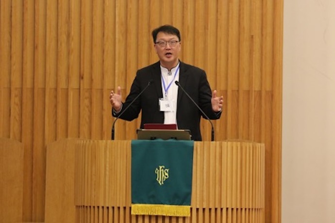 도상원 지방감리사가 2025년 10월 1일 한인총회 셋째 날 저녁 예배에서 에베소서 2장 14–18절 말씀을 본문으로 설교하고 있다. 도상원 목사는 “그리스도께서는 서로 적대하던 무리 사이의 벽을 허무시고, 성령 안에서 겸손과 온유, 인내로 하나 된 ‘새 인류,’ 곧 교회를 세우셨습니다.”라고 선포했다. 사진, 김응선 목사, 연합감리교뉴스. 도상원 지방감리사가 2025년 10월 1일 한인총회 셋째 날 저녁 예배에서 에베소서 2장 14–18절 말씀을 본문으로 설교하고 있다. 도상원 목사는 “그리스도께서는 서로 적대하던 무리 사이의 벽을 허무시고, 성령 안에서 겸손과 온유, 인내로 하나 된 ‘새 인류,’ 곧 교회를 세우셨습니다.”라고 선포했다. 사진, 김응선 목사, 연합감리교뉴스.