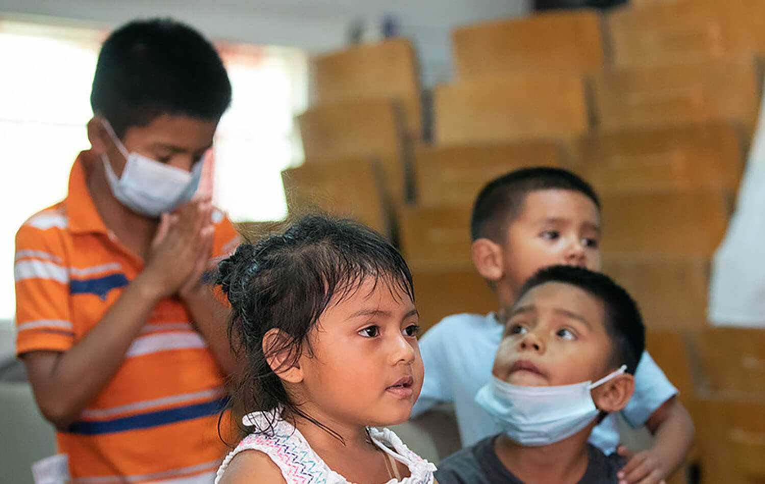 El operativo de ICE ofrece $2,500 a los/as niños/as detenidos, para que se auto-deporten y regresen a sus países de origen. En la foto de archivo niños/as oran durante el culto en el albergue para migrantes Camino de Salvación en Tijuana, México. Foto de Mike DuBose, Noticias MU.