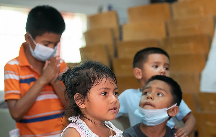 El operativo de ICE ofrece $2,500 a los/as niños/as detenidos, para que se auto-deporten y regresen a sus países de origen. En la foto de archivo niños/as oran durante el culto en el albergue para migrantes Camino de Salvación en Tijuana, México. Foto de Mike DuBose, Noticias MU. El operativo de ICE ofrece $2,500 a los/as niños/as detenidos, para que se auto-deporten y regresen a sus países de origen. En la foto de archivo niños/as oran durante el culto en el albergue para migrantes Camino de Salvación en Tijuana, México. Foto de Mike DuBose, Noticias MU.