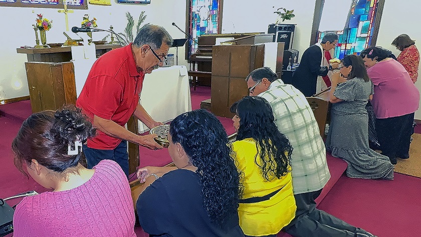 El Rev. Rudy Herrera, ha sido líder y pastor asociado en la IMU La Trinidad, ministrando los elementos de la comunión junto a la Revda. Nohemí Ramírez. Foto Rev. Gustavo Vasquez, Noticias MU.