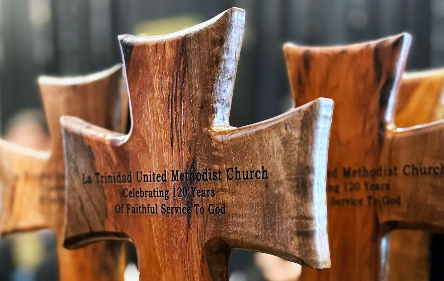 Cruces de madera otorgadas como reconocimiento especial a varios de los/as participantes en la celebración del 120mo aniversario de la IMU La Trinidad en mayo de 2925. La IMU La Trinidad ha sido una fuente de lideres hispanos para la denominación a lo largo de su historia. Foto Rev. Gustavo Vasquez, Noticias MU.