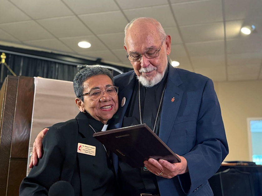 La Revda. Nohemí Ramírez felicita al Obispo retirado Joel Martínez, al recibir un reconocimiento durante la ceremonia de celebración del 120mo aniversario de La IMU La trinidad, por su trayectoria como líder eclesiástico y pilar fundamental de esta congregación. Froto Rev, Gustavo Vasquez, Noticias MU.  