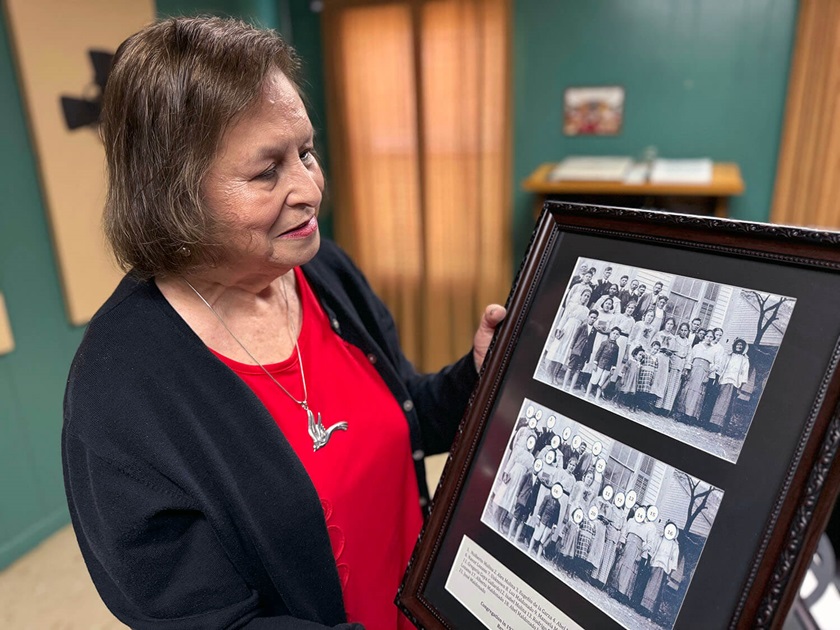 Oralia Herrera es la historiadora de la IMU La Trinidad. Ella se ha dedicado a rescatar y organizar, fotos, documentos y objetos de relevancia histórica para esta iglesia que cumplió 120 años de ministerio y es una de las iglesias hispanas más antiguas en el metodismo unido de los Estados Unidos. Foto Rev. Gustavo Vasquez, Noticias MU.
