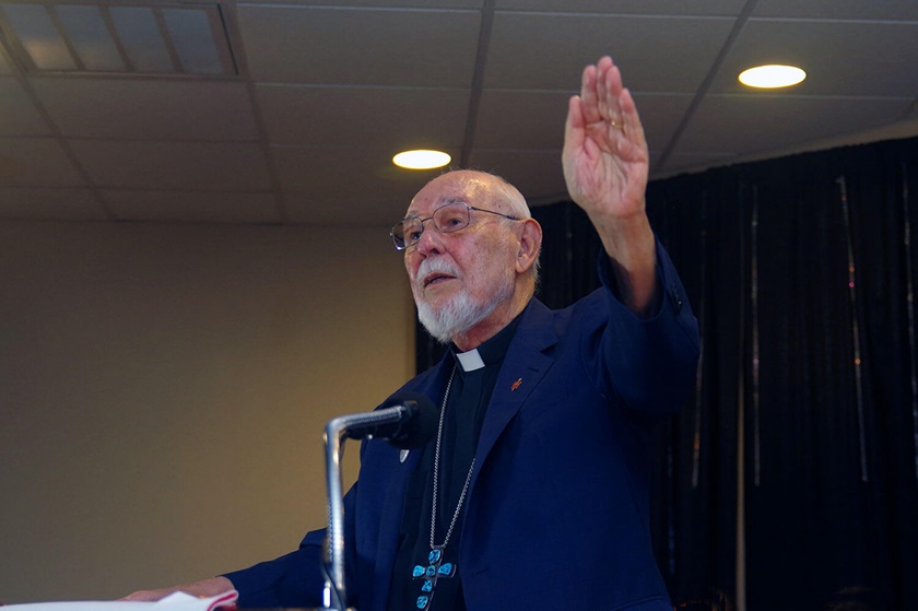 El Obispo retirado Joel Martínez durante su discurso , como uno de los oradores de orden durante la ceremonia de celebración del 120mo aniversario de la IMU La Trinidad en mayo de 2025. Martínez fue el segundo obispo metodista unido de origen hispano electo en la denominación y miembro de la IMU La Trinidad junto con su familia. Foto Rev. Gustavo Vasquez, Noticias MU.