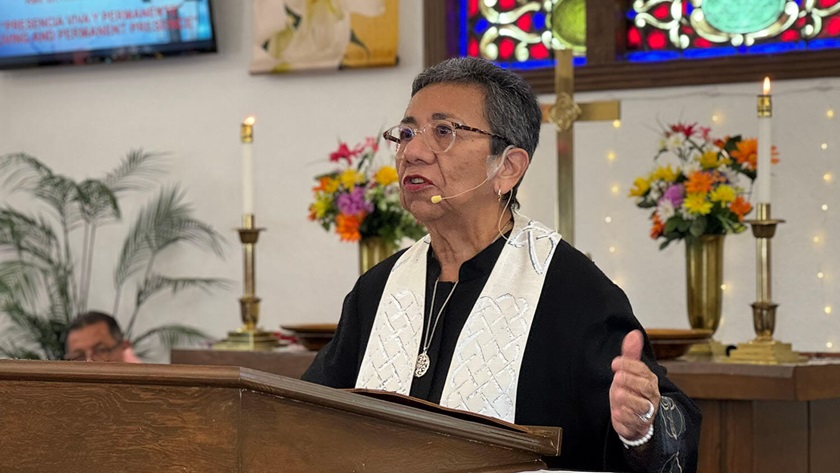La Revda. Nohemí Martínez predicando uno de sus últimos sermones como pastora de la iglesia, antes de ser trasladada a la IMU La Trinidad de San Antonio Tejas en julio de 2025. Foto Rev. Gustavo Vasquez, Noticias MU.