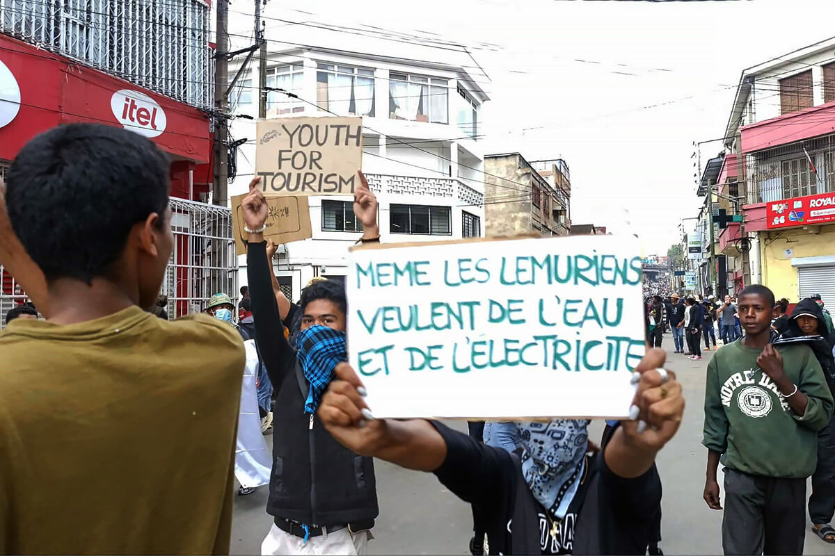 Jovens marcham pelas ruas de Antananarivo, Madagascar, em 10 de outubro, carregando cartazes com os dizeres: "Até os lêmures querem água e eletricidade", em referência aos populares primatas nativos do país. A mensagem destaca a crescente frustração entre os jovens com a persistente escassez de água e energia elétrica no país. Foto de Diary Andrian.