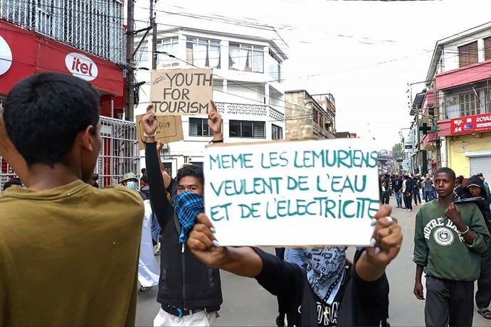 Jóvenes marcharon el 10 de octubre por las calles de Antananarivo, Madagascar, con pancartas que decían: “Hasta los lémures quieren agua y electricidad” haciendo referencia a los populares primates autóctonos del país. El mensaje refleja la creciente frustración de la juventud ante la persistente escasez de agua y electricidad en el país. Foto cortesia de Diary Andrian. Jóvenes marcharon el 10 de octubre por las calles de Antananarivo, Madagascar, con pancartas que decían: “Hasta los lémures quieren agua y electricidad” haciendo referencia a los populares primates autóctonos del país. El mensaje refleja la creciente frustración de la juventud ante la persistente escasez de agua y electricidad en el país. Foto cortesia de Diary Andrian.