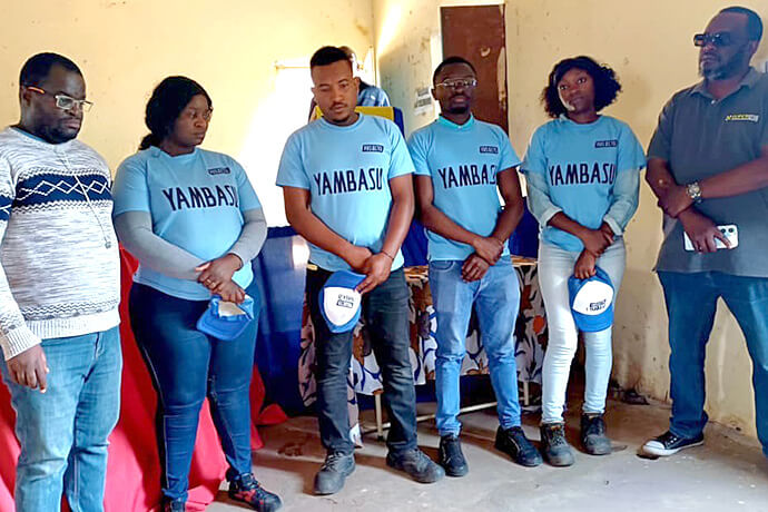 Equipe do Projecto Yambasu na Conferência Anual do Leste de Angola, à esquerda Gilberto Guedes, responsável pela monitoria, a seguir Elna da Graça (extensionista), José Afonso (extensionista), Cristiano Ndalai (extensionista), Kalumbo Venâncio e o Eng. Agrônomo Kutela Katembo. Foto de João Nhanga, Notícias MU.