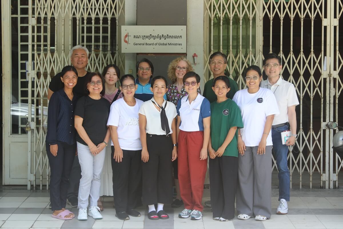 2025년 10월 22일, 아시아선교지도자대회 마지막 날, 캄보디아 프놈펜에 위치한 세계선교부 캄보디아 사무소 앞에 캄보디아 선교회 직원들과 아시아 선교 지도자들과 세계선교부 관계자들이 함께 모였다. 사진, 김응선(Thomas E. Kim) 목사, 연합감리교뉴스.