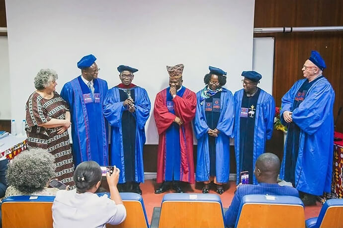 Membros da Banca Examinadora: da esquerda para direita, Dra. Ana Figueroa, Professor Dr. Patrice Batsicana, Bispo Gaspar Domingos, Prof. Dr. Tiago Caundo Mutombo - Magnifico Reitor da Universidade Metodista de Angola, Profª. Drª Elvira Cazombo, Professor Dr. Mateus Francisco e o Prof. Dr. Helmut Renders, na cerimônia de defesa de tese do bispo Gaspar Domingos, na Universidade Metodista de Angola em Luanda, Angola.