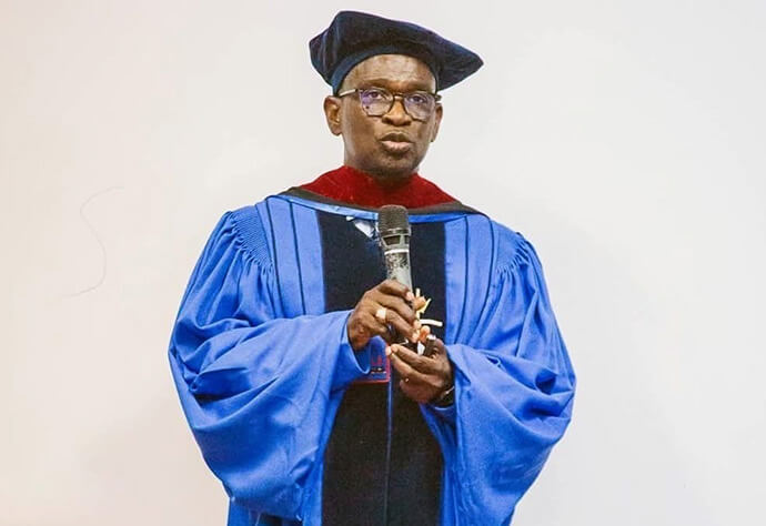 Revma. Bispo Dr. Gaspar João Domingos momentos após a sua dissertação agradecendo os presentes no dia da defesa da sua tese na Universidade Metodista em Luanda.