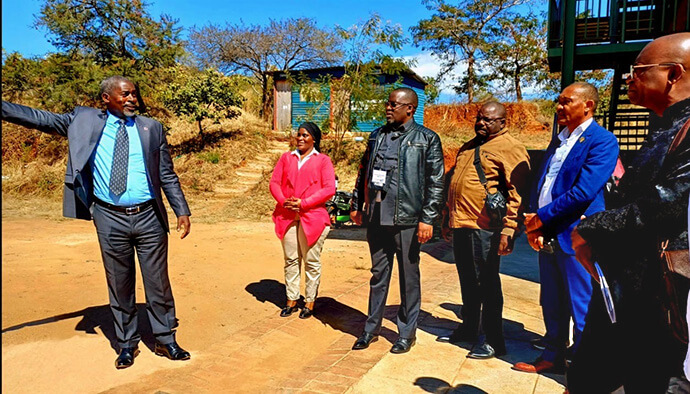 Professor Peter Mageto mostra aos oficiais das Conferências anuais de Angola o local onde será erguido o edifício para acolher futuros estudantes bolseiros de Angola na Universidade de África, Mutare-Zimbabwe. Foto de João Nhanga , noticias UM.