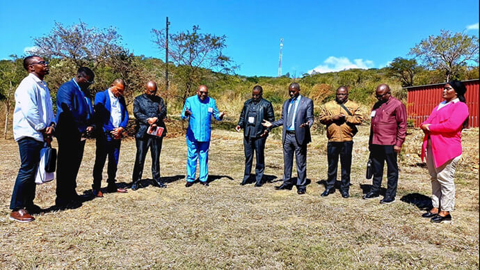 Revdo. Francisco Bernardo Neto consagra o espaço do futuro edifício na presença de membros das duas conferências de Angola e membros da direção da Universidade de África, em Mutare - Zimbabwe. Foto de João Nhanga, Noticias MU. 