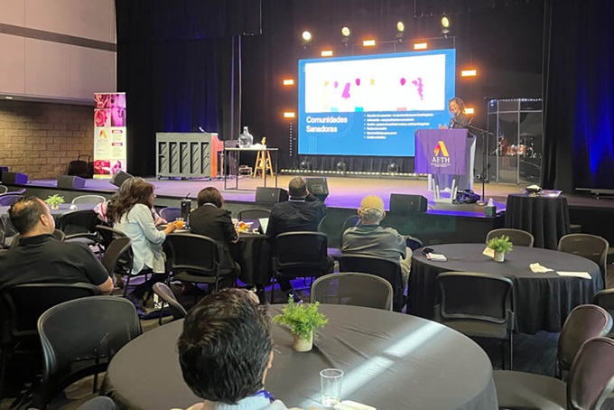 La Revda. Alexia Salvatierra habló el 10 de octubre de 2025 ante la Asociación para la Educación Teológica Hispana en la Universidad Vida Pacífica en San Dimas, California. Foto cortesía de RNS/Aleja Hertzler-McCain.