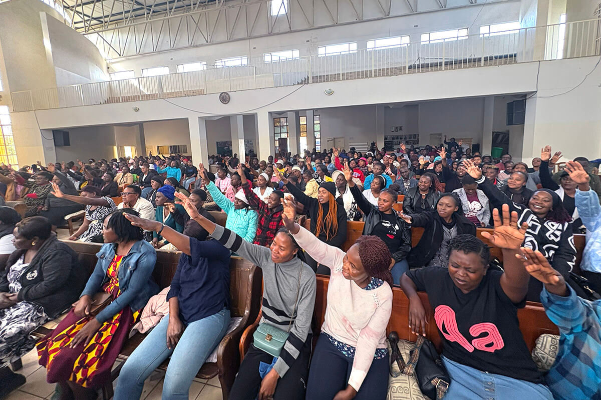 Les participants lèvent les mains en signe de célébration lors d'un service de prière organisé pendant l'heure du déjeuner, le 24 juillet, à l'Eglise Méthodiste Unie St. Peter's Inner City à Mutare, au Zimbabwe. Les services dirigés par l'Église méthodiste unie attirent chaque semaine des membres de l'église et des personnes d'autres confessions pour la prière et le culte. Photo d'Eveline Chikwanah, UM News.