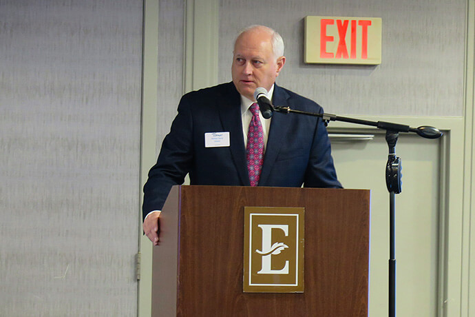 L'évêque David Graves s'adresse au conseil d'administration du Conseil général des finances et de l'administration le 14 novembre lors de sa réunion à Nashville, dans le Tennessee. Décrivant les graves difficultés financières de la dénomination, il a déclaré : « La maison est en feu. » Mais il a rapidement ajouté qu'il avait bon espoir que l'Église Méthodiste Unie « puisse protéger ce qui compte et se reconstruire pour un avenir fidèle ». M. Graves, président du conseil d'administration, dirige également les conférences missionnaires du Tennessee-Ouest du Kentucky, du Kentucky et des Appalaches centrales. Photo de Heather Hahn, UM News.